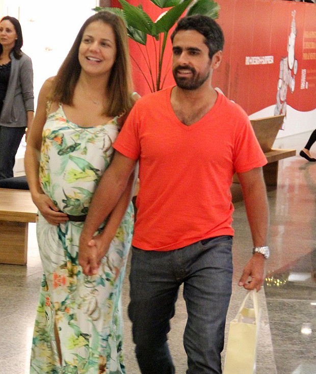 Nívea foi ao shopping com o marido, Marcus Rocha (Foto: Marcus Pavão/ Agnews)