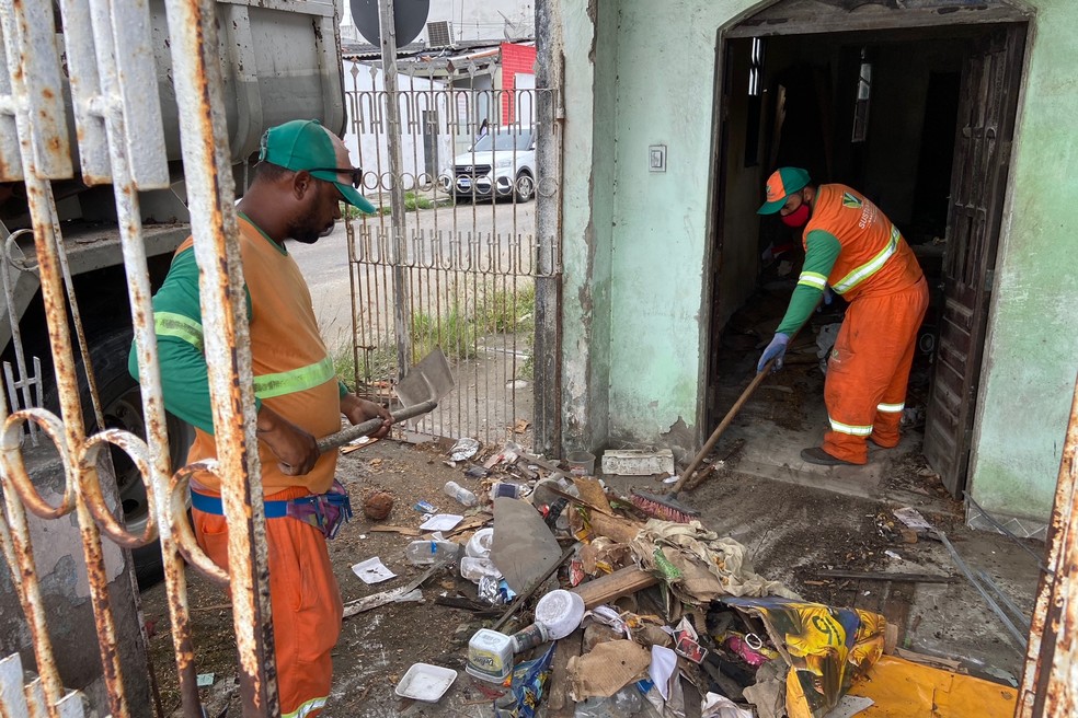 Lixo acumulado foi retirado de casa em Feira de Santana — Foto: Roberlan Almeida/PMFS