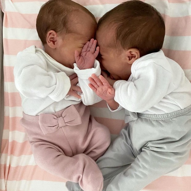 Marcella Fogaça arranca suspiros ao publicar foto das gêmeas (Foto: Reprodução)