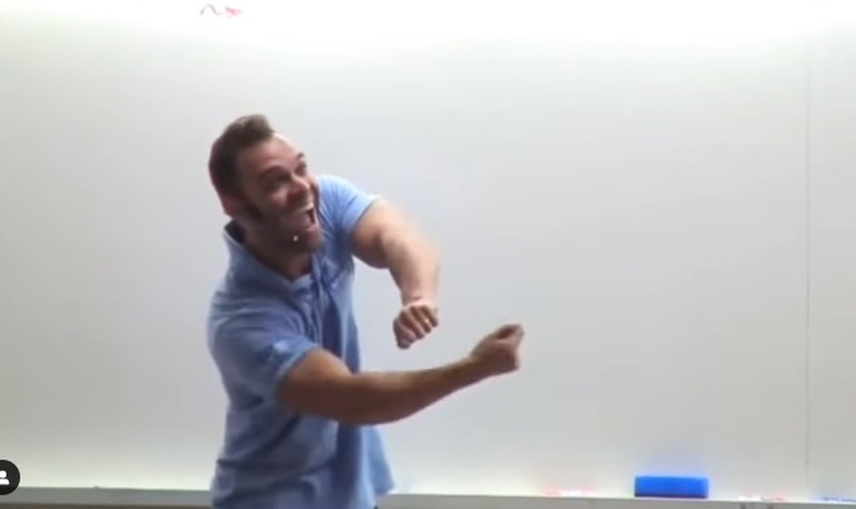 Professor de curso preparat&oacute;rio para militares ensina a fazer 'c&acirc;mara de g&aacute;s' em viatura; v&iacute;deo