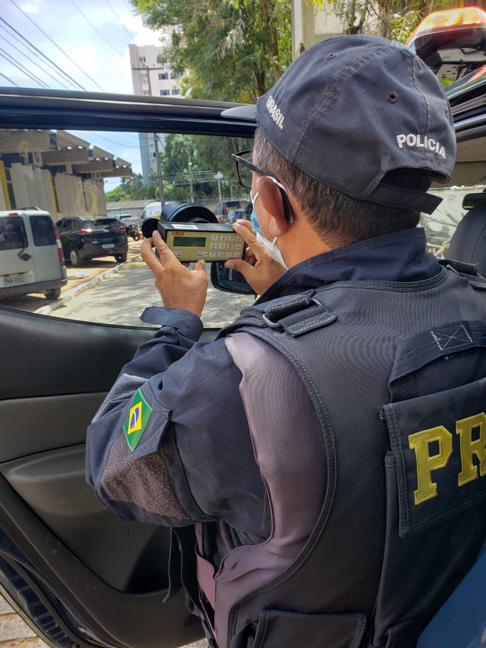 PRF começa a usar equipamento que mede transparência de películas de carro no RN — Foto: PRF/Cedida