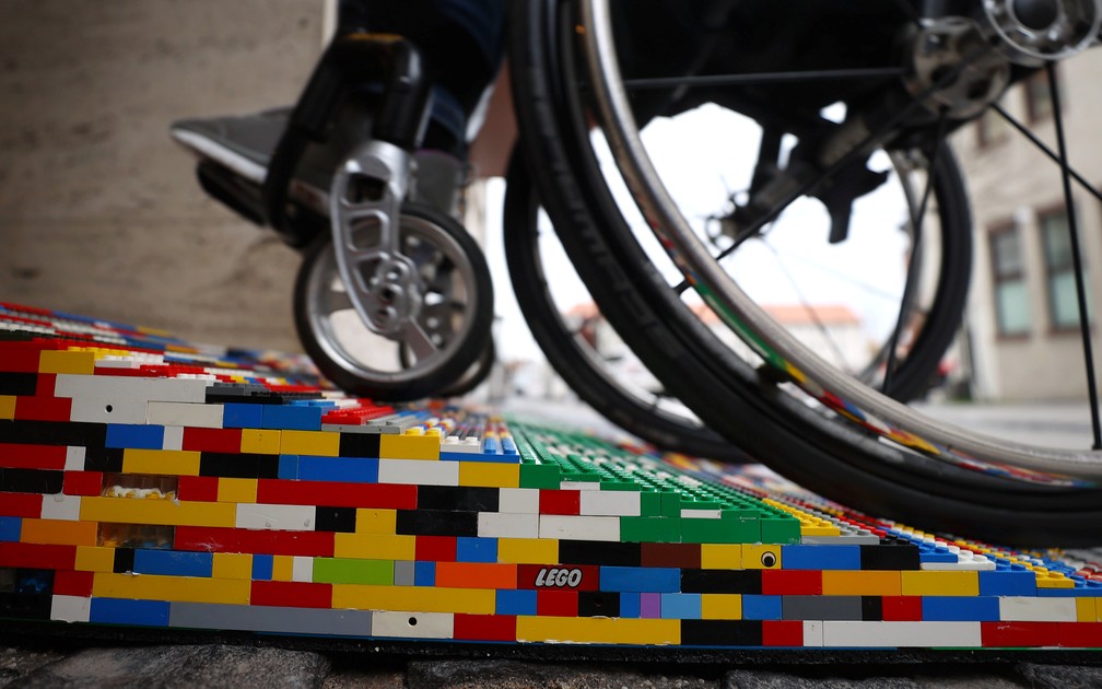 Vovó alemã constrói rampas de lego para combater falta de acessibilidade — Foto: Kai Pfaffenbach/Reuters