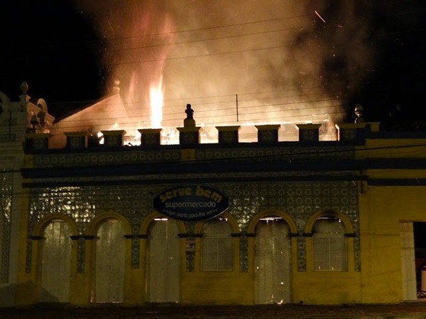 Moradores ajudaram os bombeiros a apagar as chamas  (Foto: Divulgação/Blog Estação Notícias)