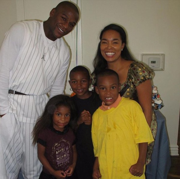 Floyd Mayweather com Josie Harris e os três filhos deles, Koraun, Zion e Jirah (Foto: Reprodução / Instagrams)