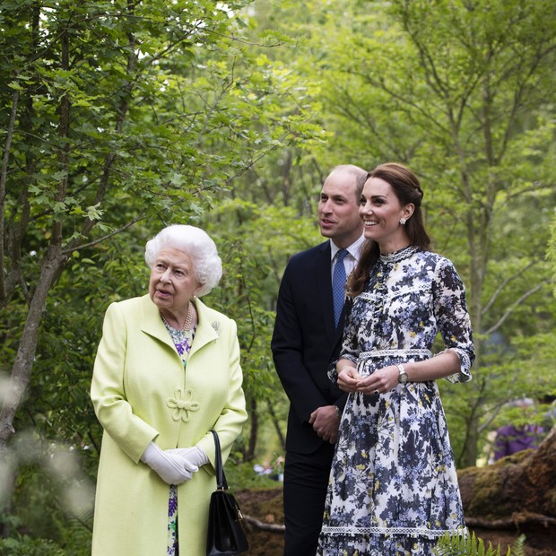 LONDON, ENGLAND - MAY 20: Queen Elizabeth II is shwon around 'Back to Nature' by Prince William and Catherine, Duchess of Cambridge at the RHS Chelsea Flower Show 2019 press day at Chelsea Flower Show on May 20, 2019 in London, England. (Photo by Geoff Pu (Foto: Getty Images)
