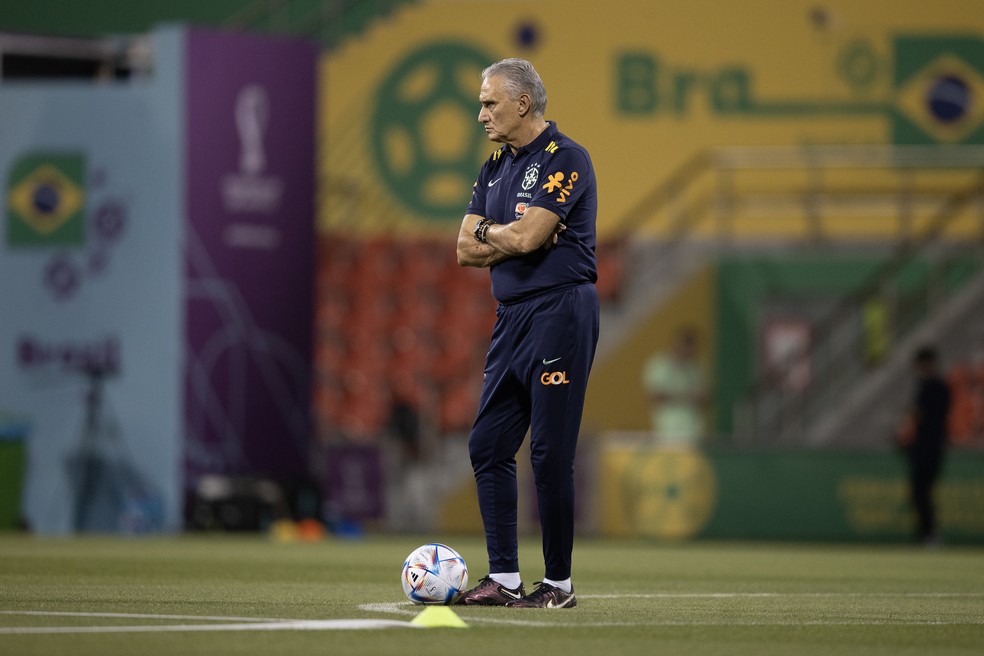 Tite durante o treino da seleção brasileira na véspera de enfrentar Camarões na Copa do Mundo — Foto: Lucas Figueiredo / CBF