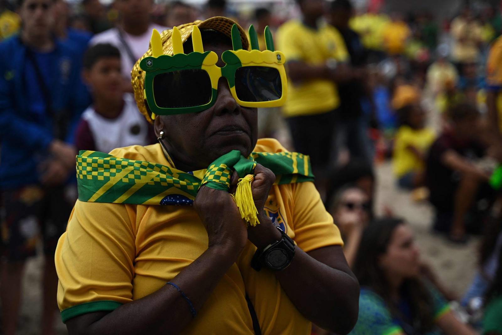 Torcedora assiste à transmissão de Brasil x Sérvia no Fifa Fan Festival montado na Praia de Copacabana, no Rio — Foto: Carl de Souza / AFP