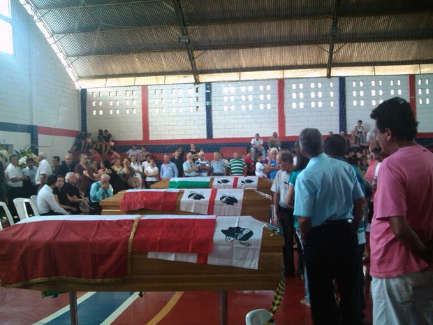 Corpos são velados no gináisio municipal de Divinolândia (Foto: Rafaella Ferreira/EPTV)