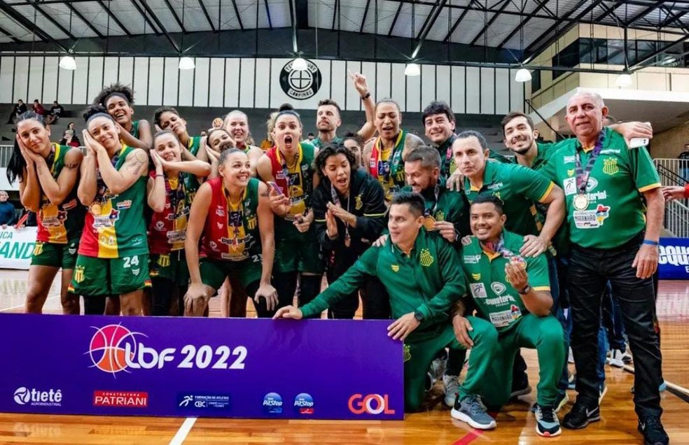 Time do Sampaio Basquete comemora o tricampeonato da LBF, na edição 2022 — Foto: Fábio Leoni / Vera Cruz Basquete