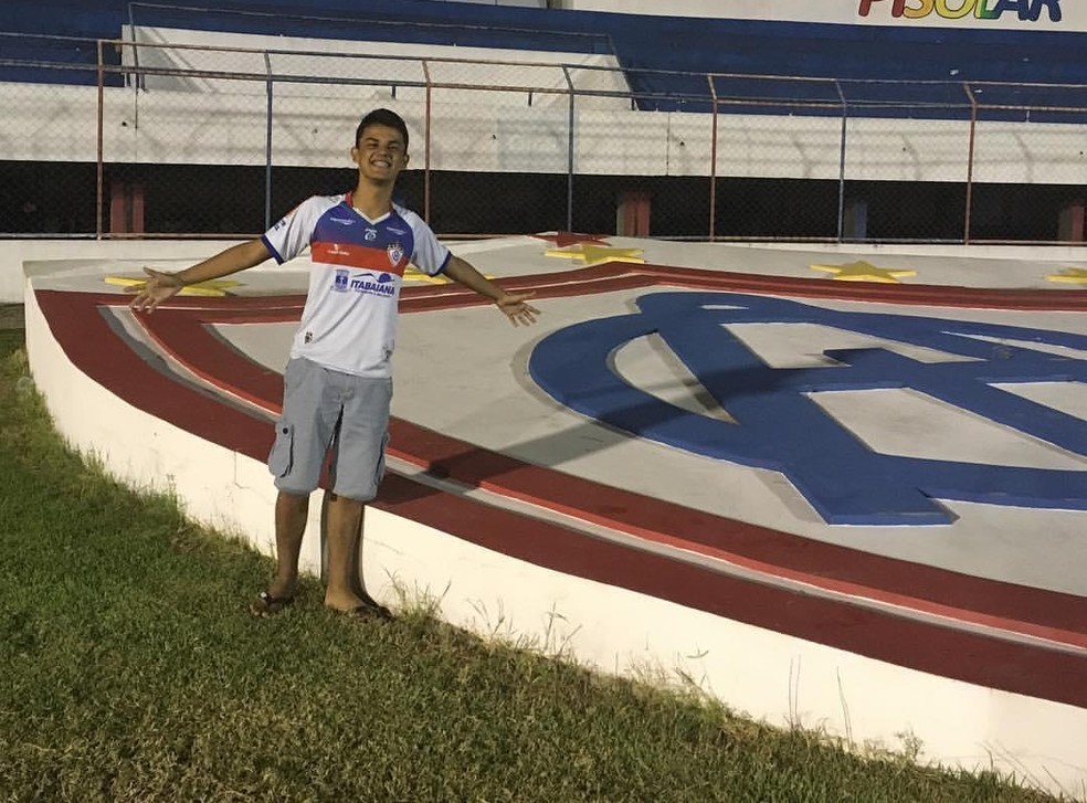 Torcedor do Itabaiana, Victor Hugo no Estádio Etelvino Mendonça — Foto: David Fontes