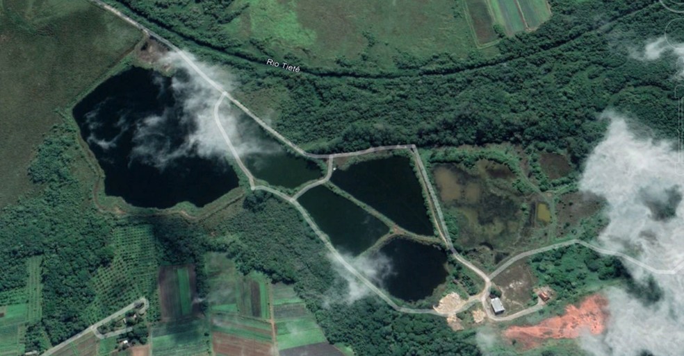 Imagem de satélite das jazidas exploradas pela empresa fundada por Valdemar — Foto: Google Earth