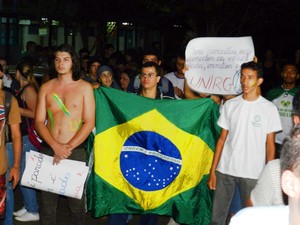 Manifestantes em Gurupi pediram melhorias na educação (Foto: Tiago Souza/Arquivo Pessoal)