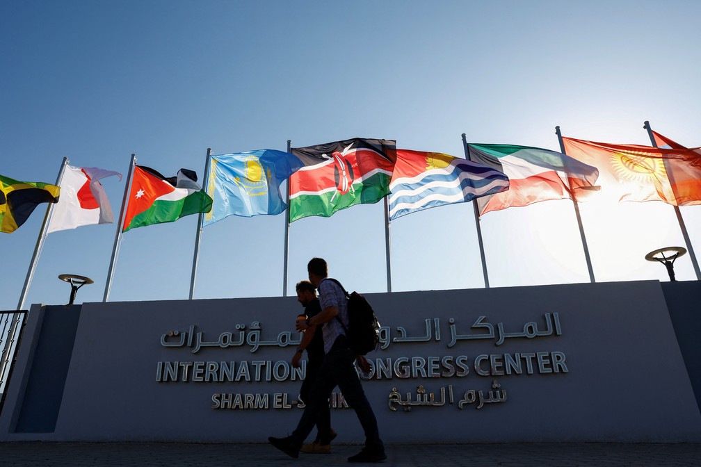 Bandeiras dos países participantes da cúpula do clima da ONU, a COP27 do Egito. — Foto: REUTERS/Thaier Al-Sudani
