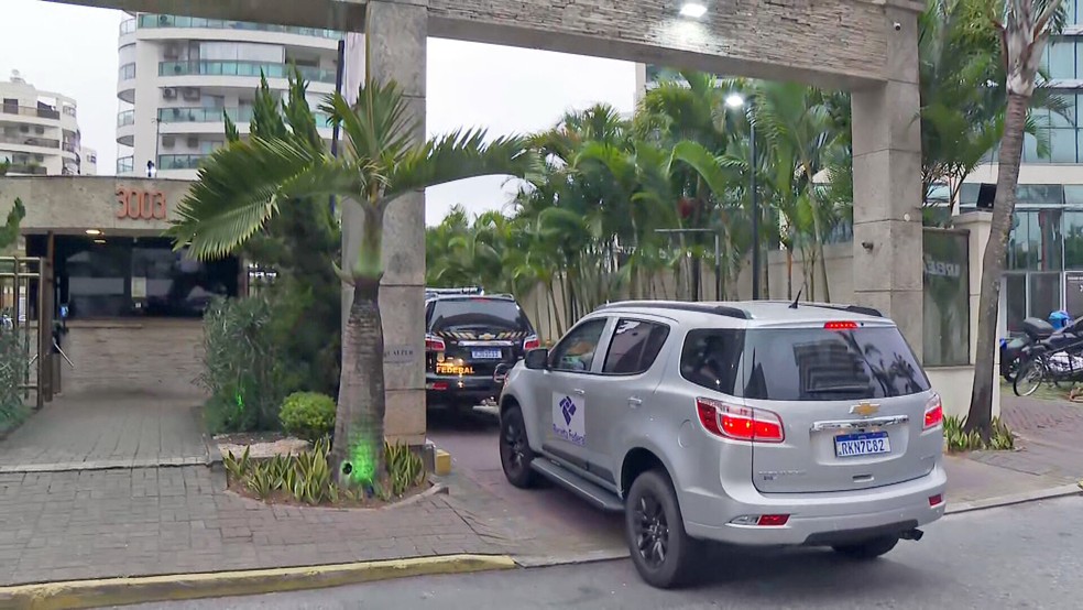 PF e Receita cumprem mandado em condomínio no Recreio — Foto: Reprodução/TV Globo