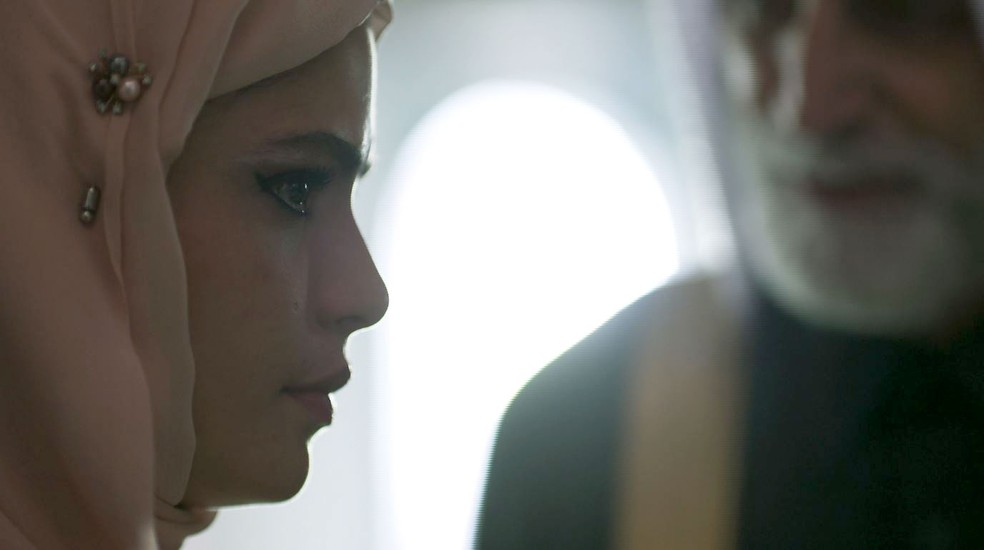 Laila (Julia Dalavia) se converte ao islamismo para casar com Aziz (Herson Capri) em 'Órfãos da Terra' — Foto: Reprodução/TV Globo