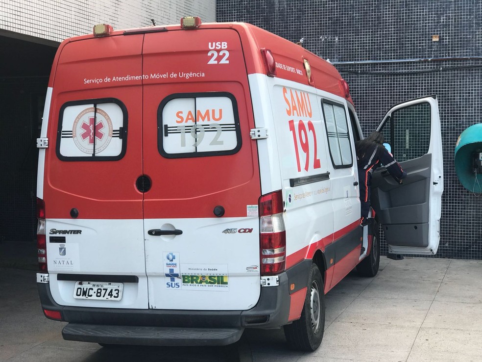 ServiÃ§o de Atendimento MÃ³vel de UrgÃªncia socorreu adolescente baleado na noite deste domingo (19) em Natal (Foto: Kleber Teixeira/Inter TV Cabugi)