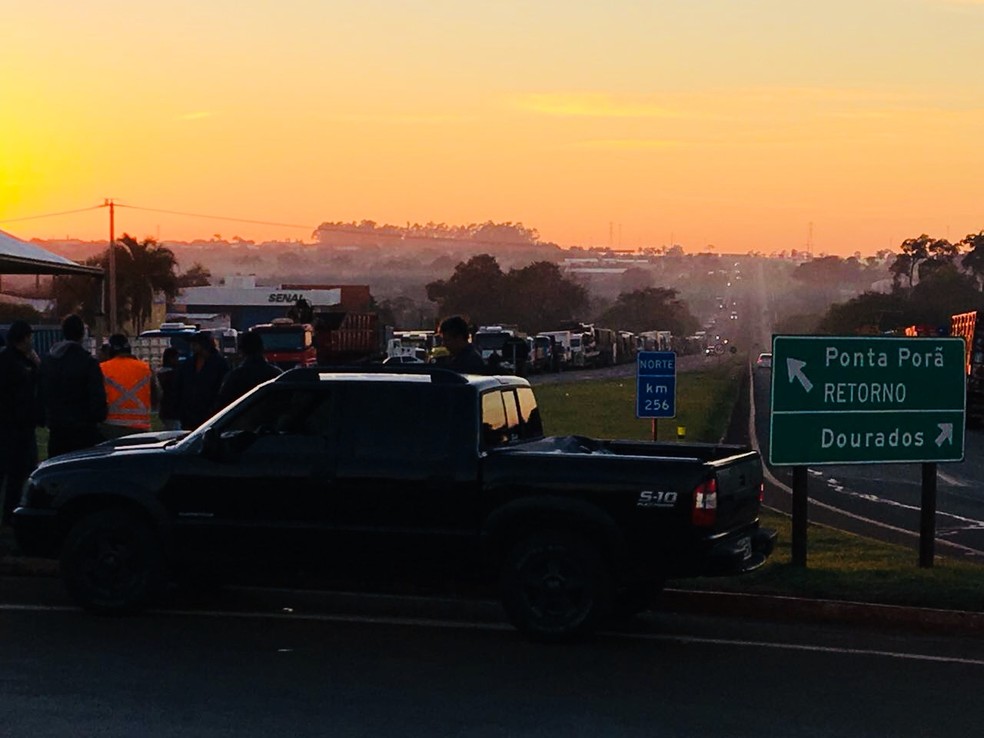 Trevo da bandeira no entroncamento das rodovias BR-163 e 463 (Foto: Martin Andrada/TV Morena)