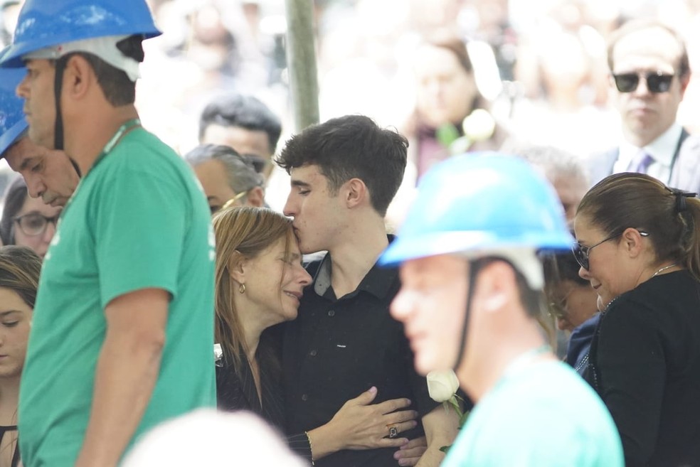 Filho de Gugu beija a mÃ£e no enterro do apresentador em SÃ£o Paulo. â€” Foto: Marcelo Brandt/G1