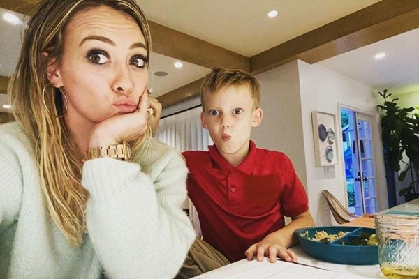 Hilary Duff e o filho Luca (Foto: Instagram)