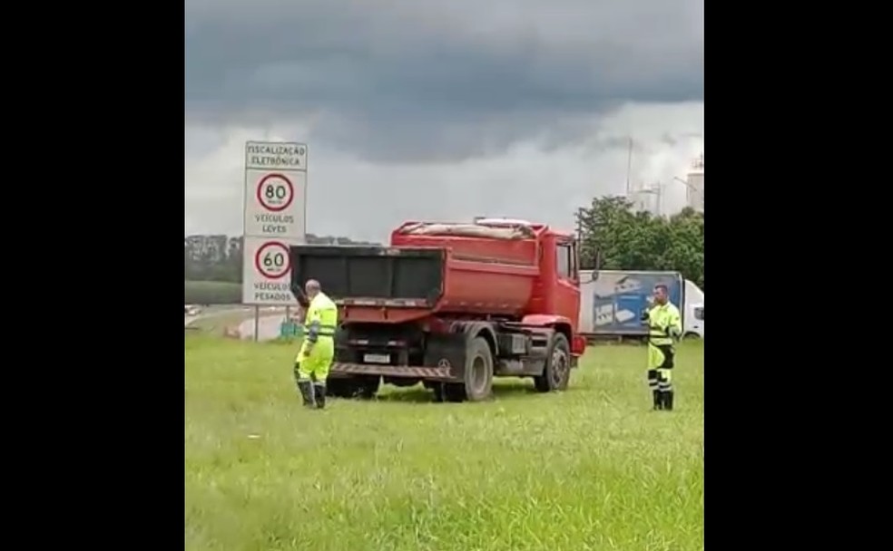 Caminhão que atropelou a vítima, em Piracicaba — Foto: Acorda Piracicaba