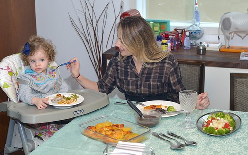 Juliana Baroni almoça com a filha, Duda