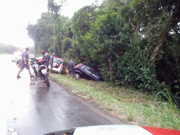 Suspeito perdeu o controle do carro e foi parar no matagal (Foto: Webrádio Juréia / Arquivo Pessoal)