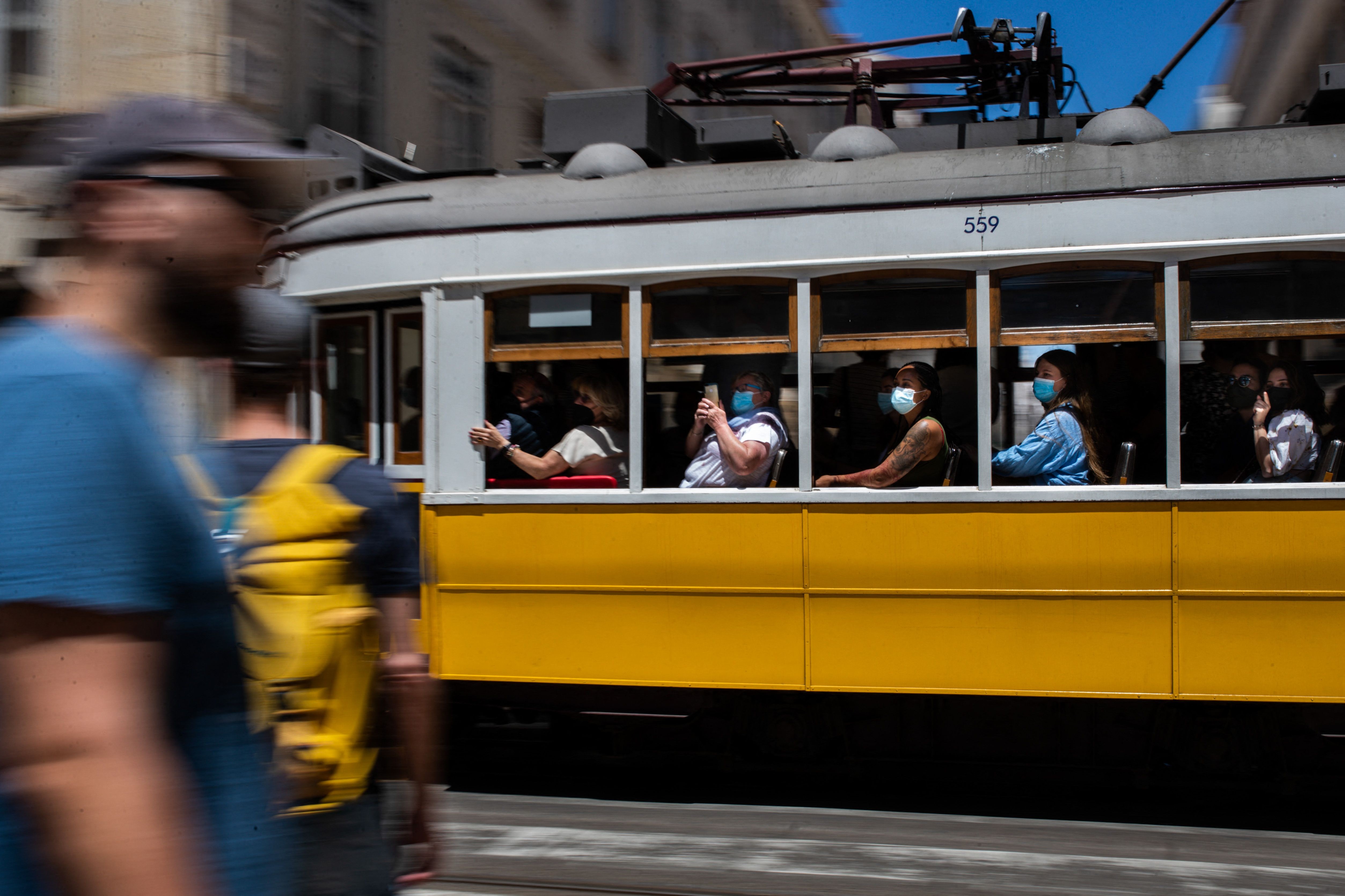 Passageiros em um bondinho no centro de Lisboa
