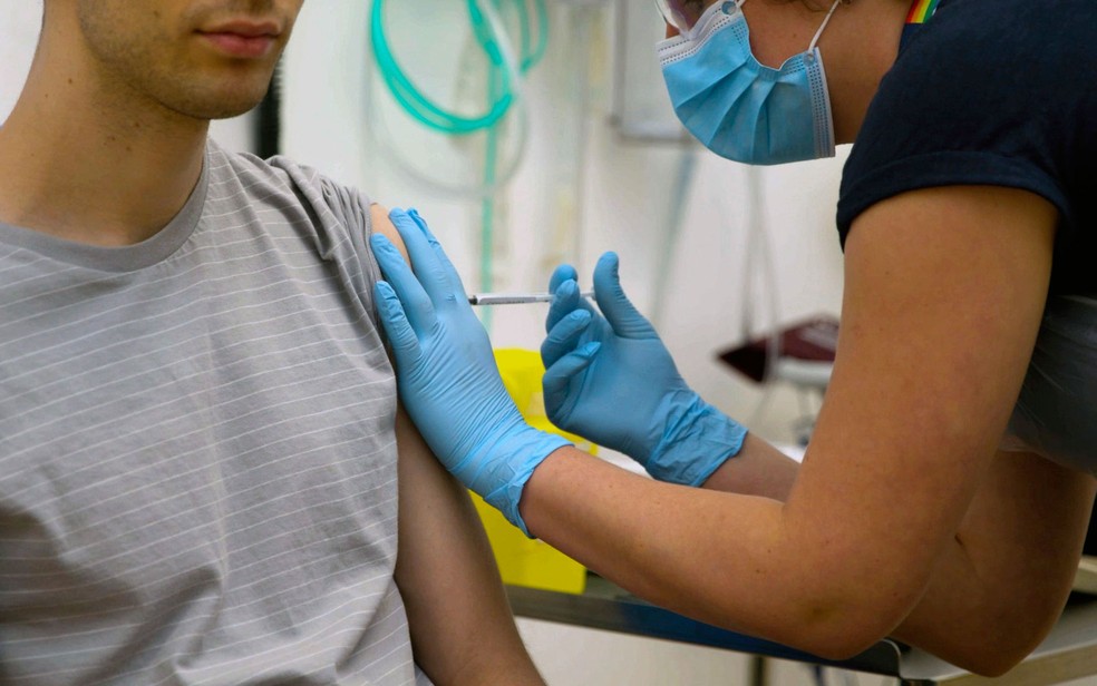 Imagem retirada de vídeo mostra voluntário recebendo injeção durante teste de vacina experimental de Covid-19 realizado pela Universidade de Oxford, em 25 de abril — Foto: University of Oxford via AP