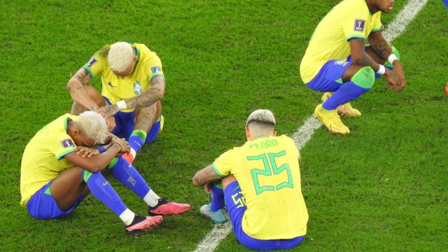 Jogadores da Seleção choram após a eliminação na Copa do Mundo