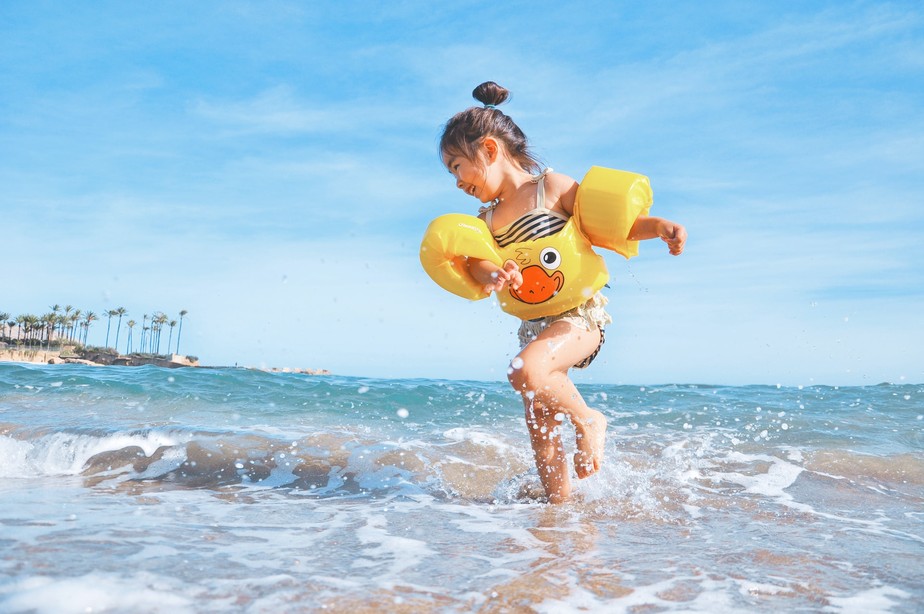 Brincar no mar na infância melhora bem-estar e saúde mental na idade adulta