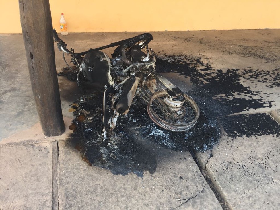 Veículos foram queimados (Foto: Divulgação/Polícia Civil)