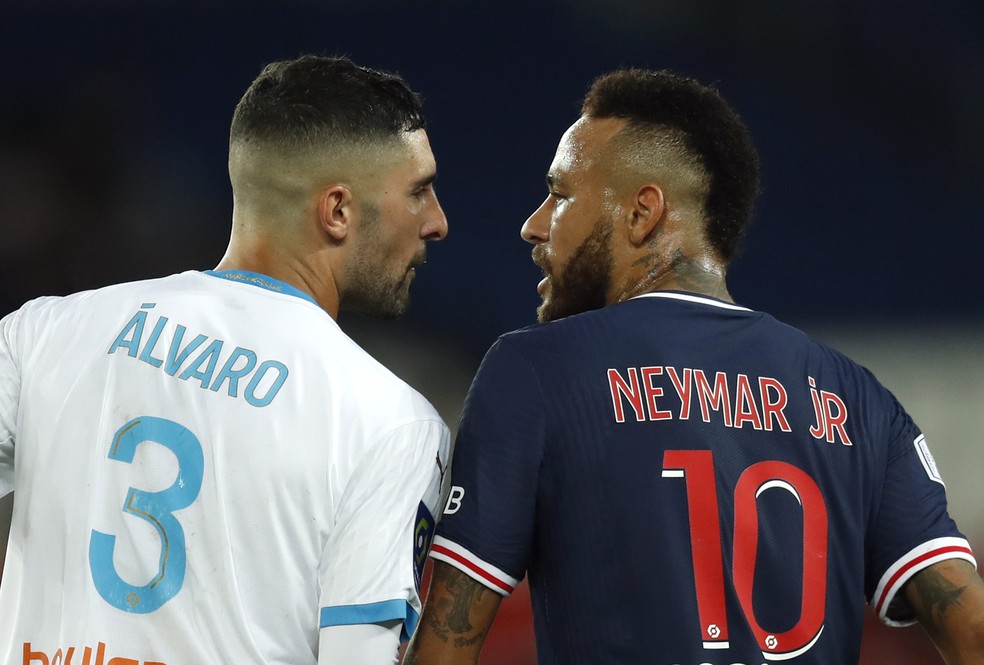 Neymar discute com zagueiro Álvaro González, a quem acusou de racismo — Foto: Gonzalo Fuentes/Reuters