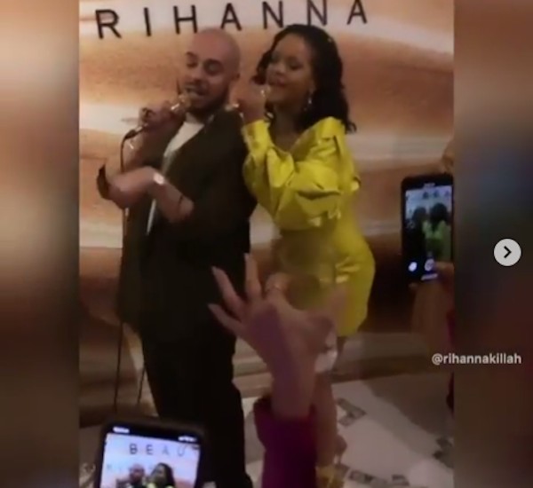 A cantora Rihanna brincando no karaokê durante uma festa da grife dela (Foto: Instagram)