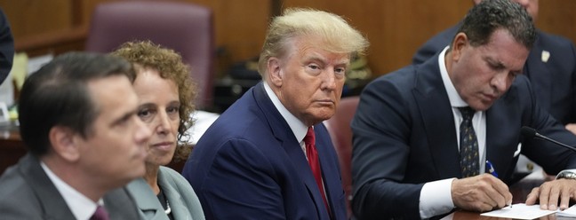 O ex-presidente Donald Trump senta-se à mesa da defesa com sua equipe de defesa em um tribunal de Manhattan, terça-feira, 4 de abril de 2023, em Nova York. — Foto: AP Photo/Seth Wenig