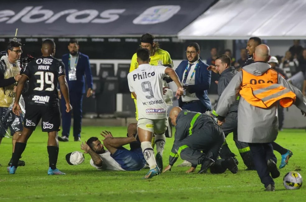 Torcedor foi imobilizado após agredir o goleiro do Corinthians — Foto: Fernanda Luz / AGIF