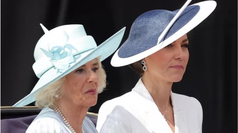 Camilla, Duquesa da Cornualha, à esquerda, e Catherine, Duquesa de Cambridge (Foto: Getty Images via BBC News)