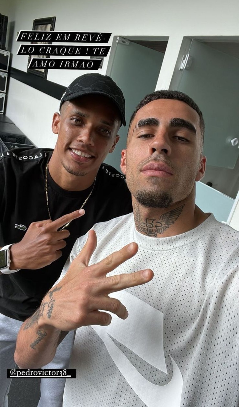 Pedrinho visita CT do Corinthians em seu último dia antes de retorno à Ucrânia