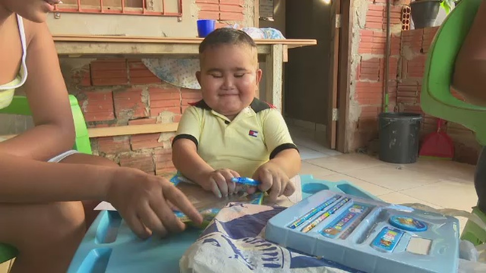Pais dizem que não sabem de onde o pequeno Thiago tirou a paixão pela escola (Foto: Reprodução/Rede Amazônica Acre)