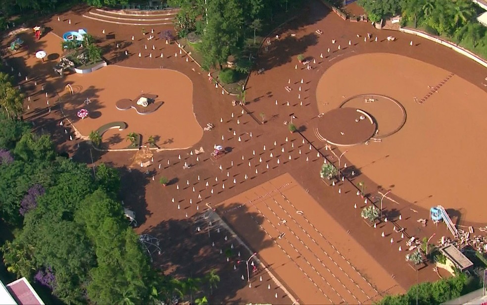 Área das piscinas ficou com muita lama — Foto: Reprodução/TV Globo