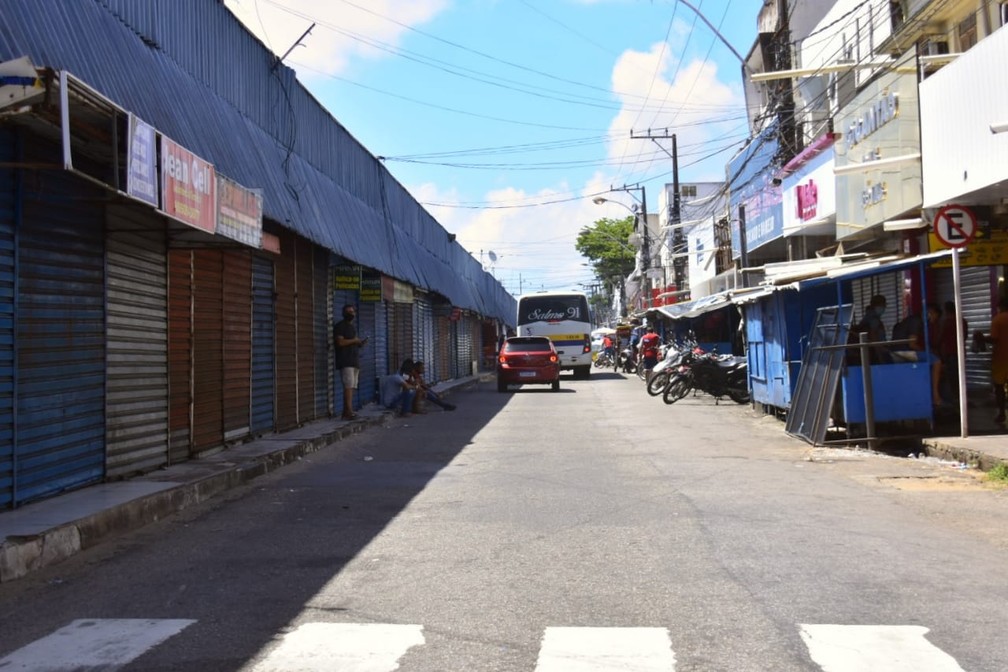 'Camelódromo' do bairro Alecrim fechado na manhã deste sábado (20) por causa de decreto que determina isolamento social rígido no estado. — Foto: Pedro Vitorino