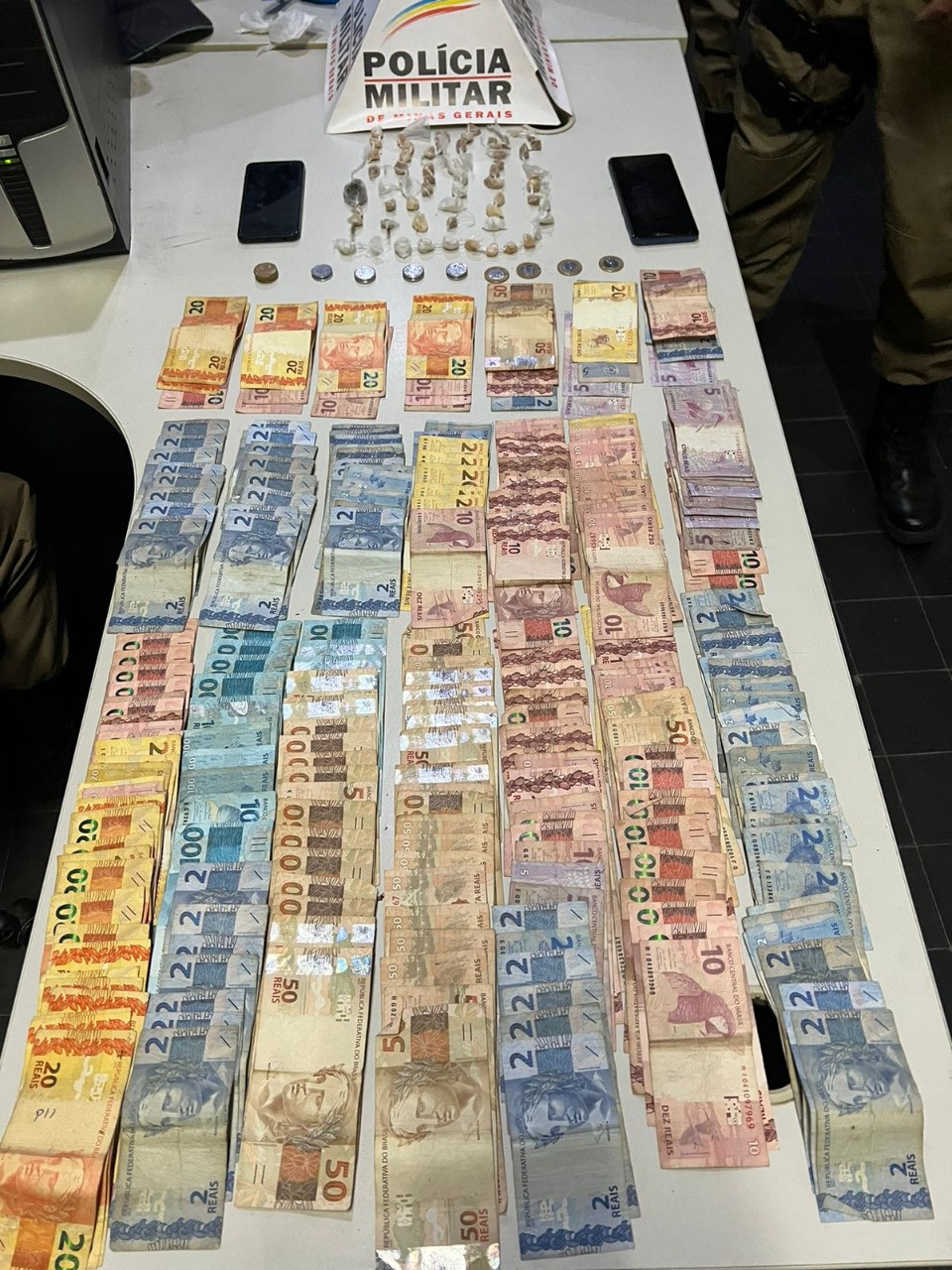 Dupla é presa com cocaína, crack, maconha e dinheiro relacionado ao tráfico em São João del Rei 