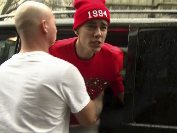 O cantor Justin Bieber é segurando por um segurança que o impede de agredir um paparazzi em frente a hotel luxuoso de Londres. (Foto: Reuters)