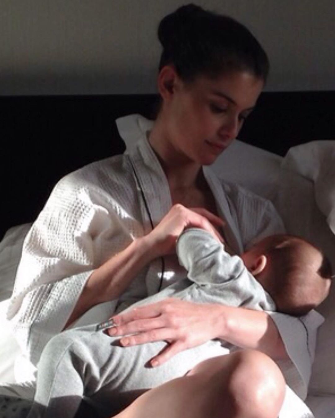 Alinne Mores e o filho (Foto: Instagram/ Reprodução)