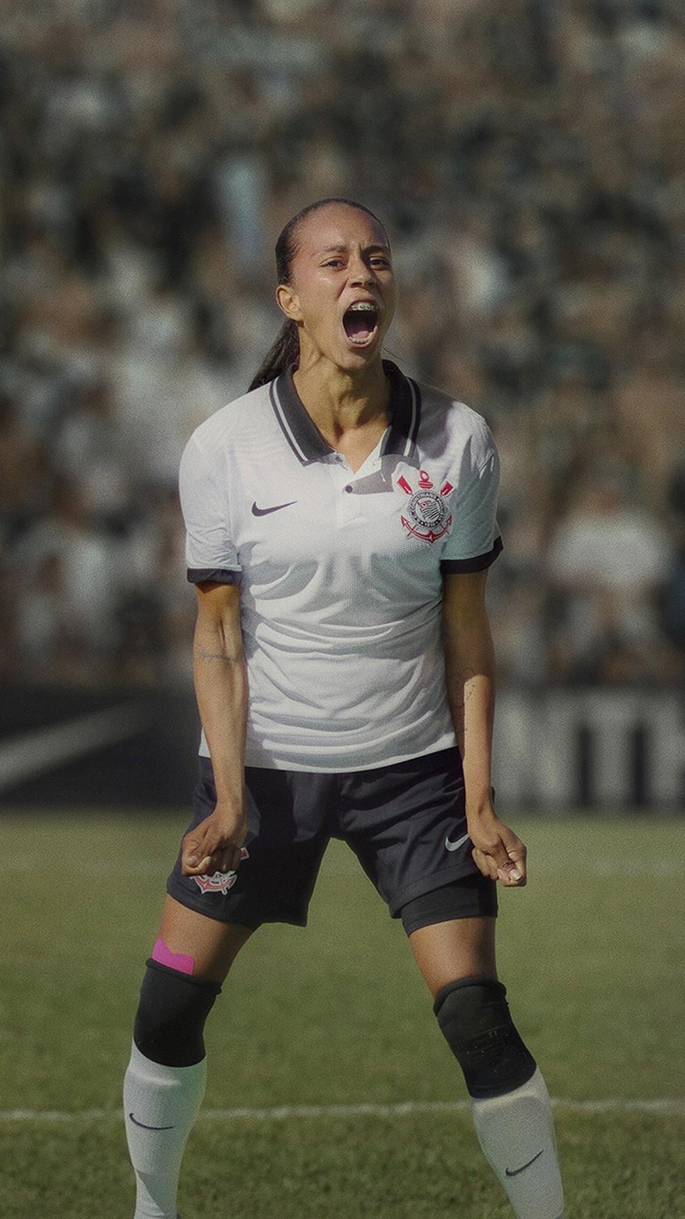 Adriana veste o novo uniforme do Corinthians — Foto: Divulgação