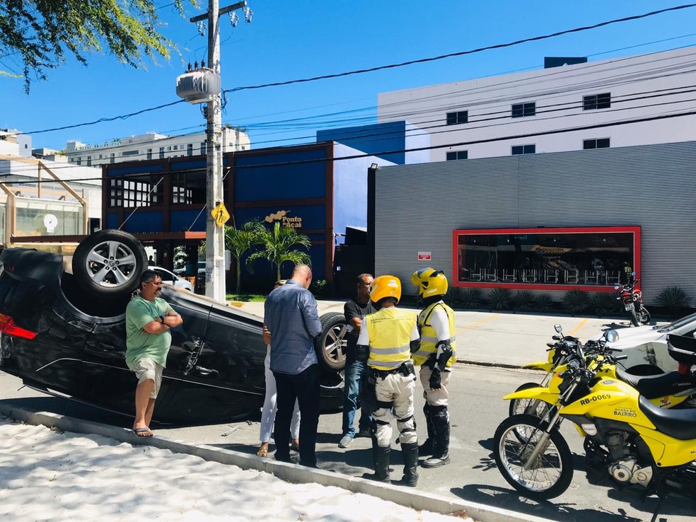Carro após acidente na antiga Avenida Amélia Rosa, em Maceió, AL — Foto: Viviane Leão/TV Gazeta