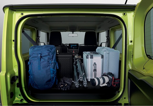 Suzuki Jimny Sierra 4style: Para abrir mais espaço que os 85 litros do porta-malas,  os bancos traseiros rebatem e o piso fica totalmente plano (Foto: Divulgação)