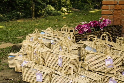 Cada convidado ganhou uma cesta, com  tecidos e almofadas para serem estendidos no gramado.