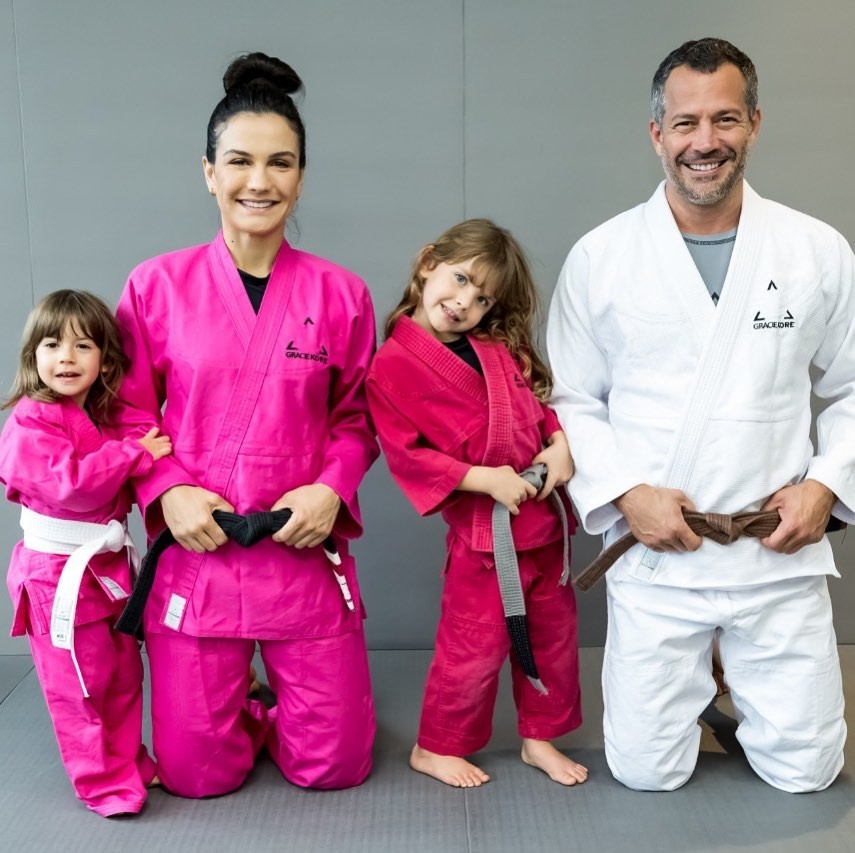 Kyra Gracie e Malvino Salvador com as filhas Ayra e Kyara (Foto: Reprodução/ Instagram)