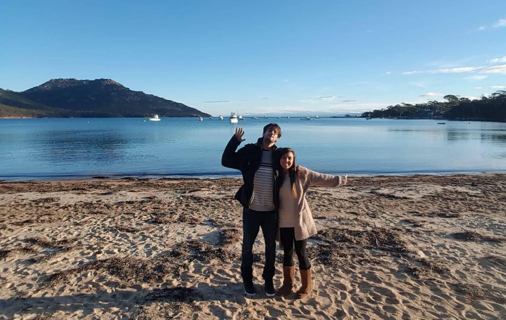 Gustavo posa com sua esposa, Carolina Barbieri, no Freycinet National Park, destino turístico da Tasmânia — Foto: Arquivo Pessoal/Gustavo Kautzmann