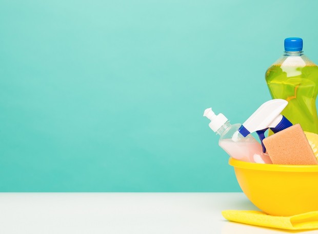 Detergente neutro é mais indicado para a limpeza das peças, já que não possui alvejante (Foto: Freepik / CreativeCommons)